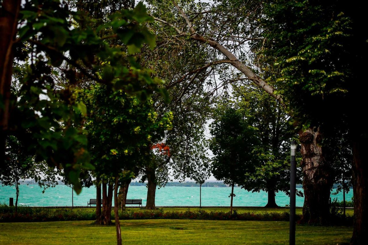 Oliver Lux Tihany Bagian luar foto