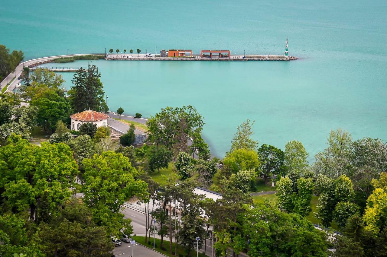 Oliver Lux Tihany Bagian luar foto